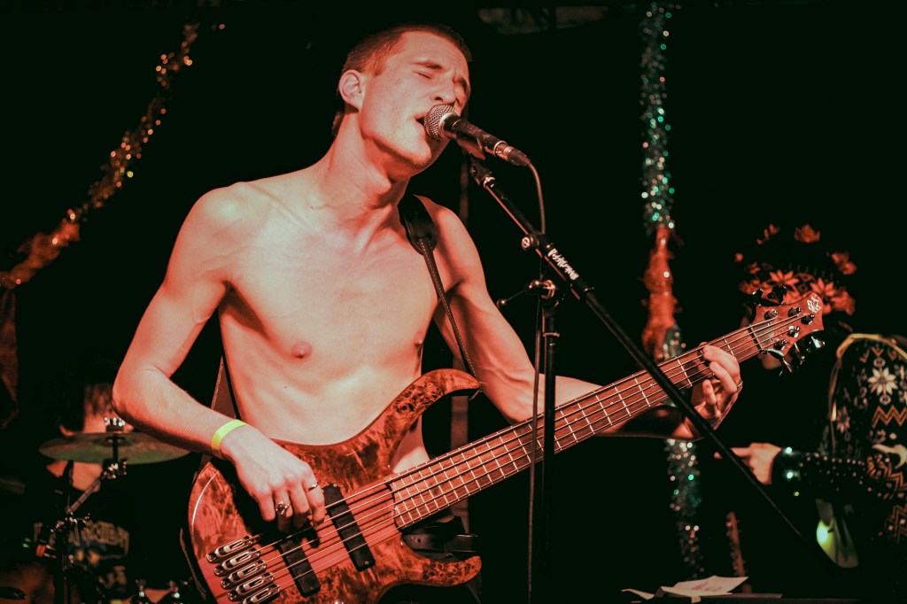 esze tamás, BLUSTER, Temesi Blanka: Ünnepi szomorkodók és tombolni&nbsp;vágyók